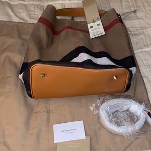 Brand new w/tags Burberry spurse with garment bag